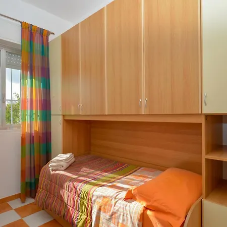 Gorgeous Home In Comiso With Wifi *